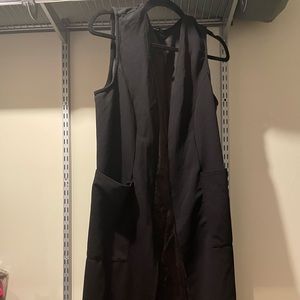 Black light weight sleeveless vest.